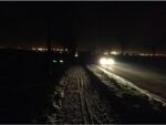 深夜の雪道を走る車