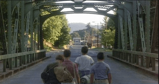 橋を渡る4人の少年たち