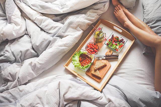 ベッドでご飯を食べるライフスタイル