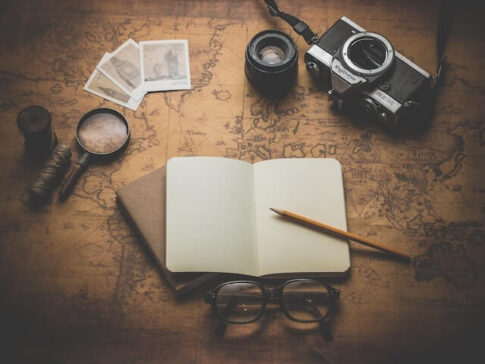 旅行のための地図とカメラと写真と日記