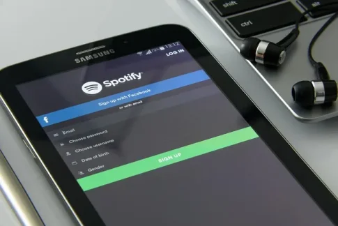 スマートフォン画面に映るSpotifyロゴ